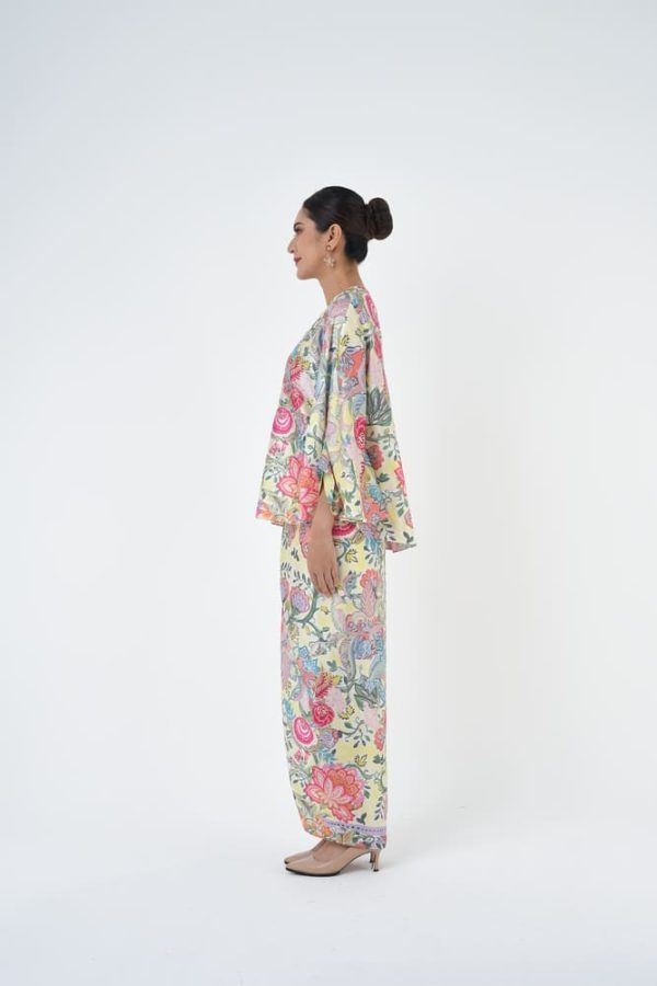 AURELIA (10) AURELIA (10)