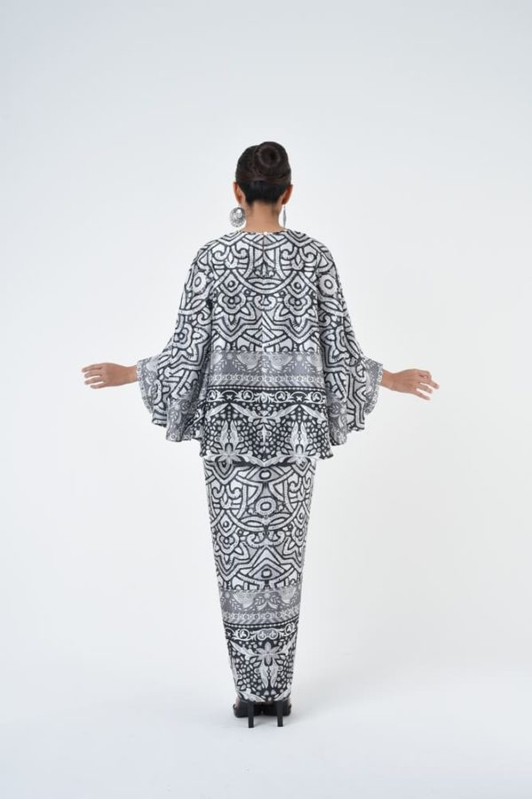 BEVERLY (9) BEVERLY (9)