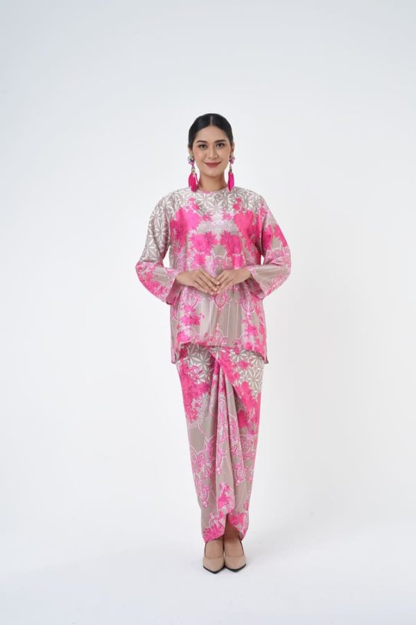 LILLIA (3) LILLIA (3)