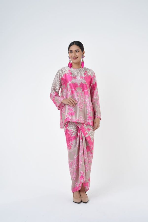 LILLIA (4) LILLIA (4)