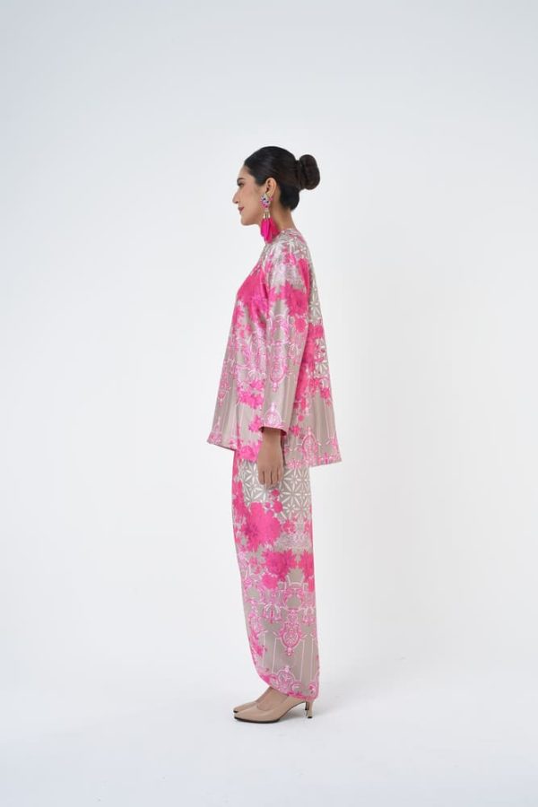 LILLIA (6) LILLIA (6)